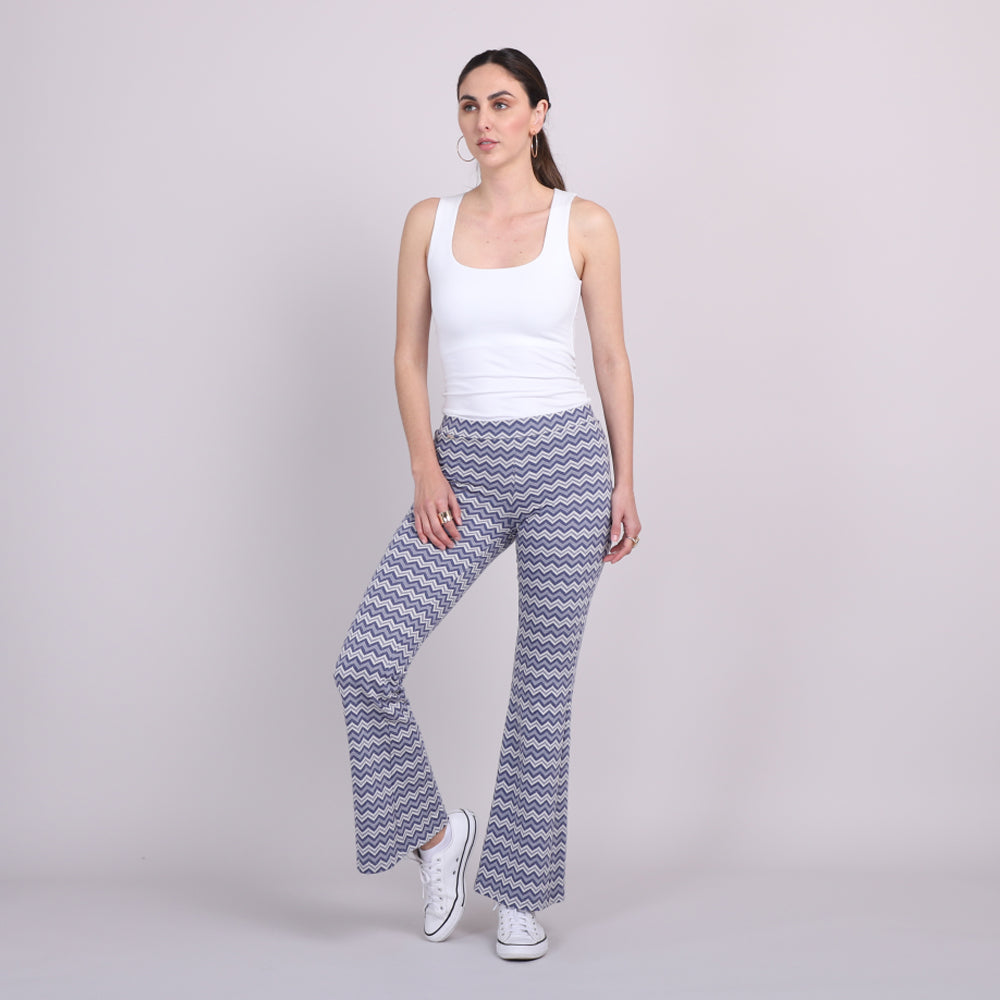 
                  
                    Pantalón Flare a Rayas
                  
                