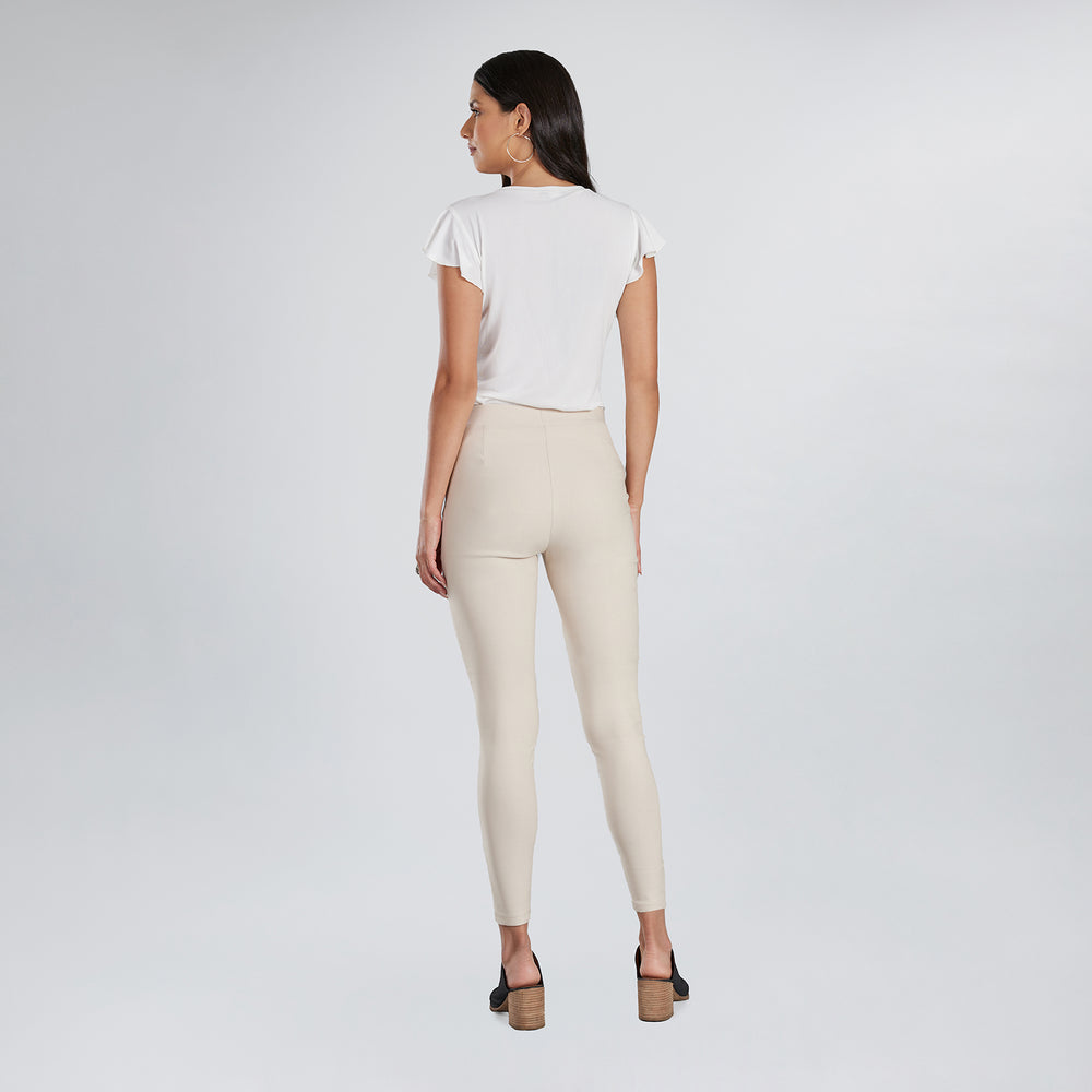 
                  
                    Pantalón Legging Fit
                  
                