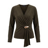 Blusa cruzada con broche decorativo