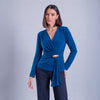 Blusa cruzada con broche decorativo