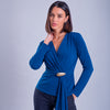 Blusa cruzada con broche decorativo