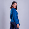 Blusa cruzada con broche decorativo