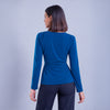 Blusa cruzada con broche decorativo