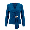 Blusa cruzada con broche decorativo