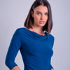 Blusa azul marino con cuello drapeado