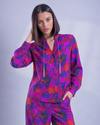 Blusa estampada con colgantes metálicos
