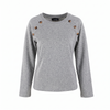 Blusa con botones en hombros