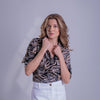 Blusa estampada con hebilla lateral
