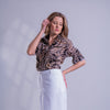 Blusa estampada con hebilla lateral