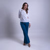 Blusa con broche metálico