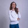 Blusa con broche metálico