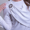 Blusa con broche metálico