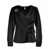 Blusa con broche metálico