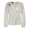 Blusa con broche metálico