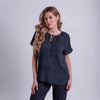 Blusa de manga corta y cordones en el cuello