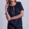 Blusa de manga corta y cordones en el cuello
