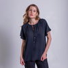 Blusa de manga corta y cordones en el cuello