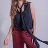 Blusa sin mangas con corbatín.