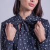 Blusa de lunares con lazo al cuello