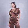 Blusa satinada de diseño cruzado