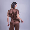 Blusa satinada de diseño cruzado