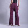 Pantalón acampanado berenjena.