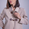 Saco con cuello camisero y tarugos carey