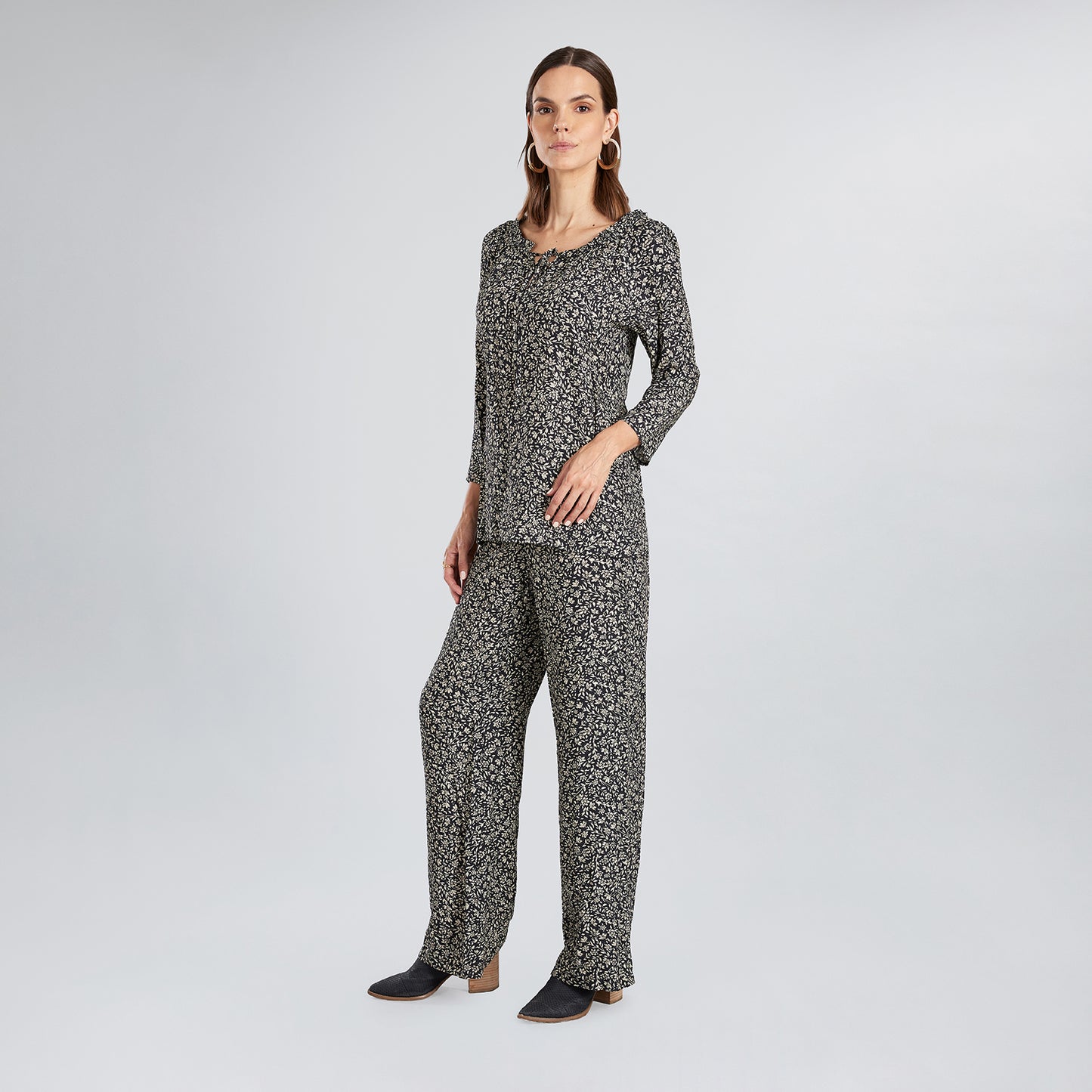 
                  
                    Pantalón Floral Recto
                  
                